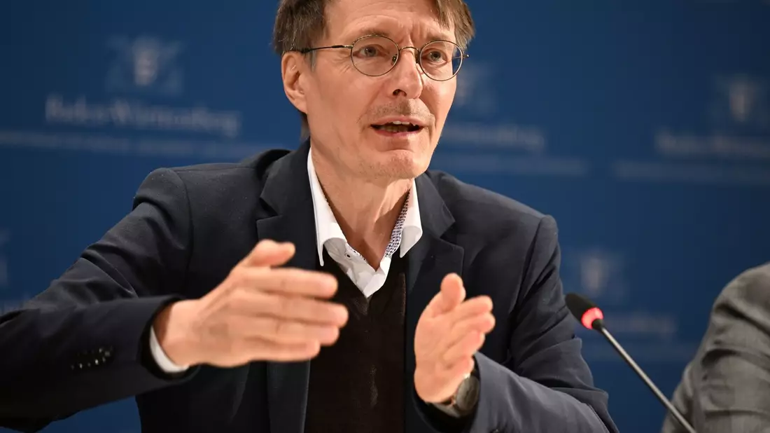 Bundesgesundheitsminister Karl Lauterbach steht auf einer Pressekonferenz den Medienvertretern Rede und Antwort. - Bild: Felix Kästle/dpa