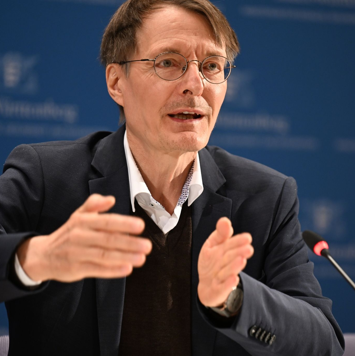 Bundesgesundheitsminister Karl Lauterbach steht auf einer Pressekonferenz den Medienvertretern Rede und Antwort. - Foto: Felix Kästle/dpa