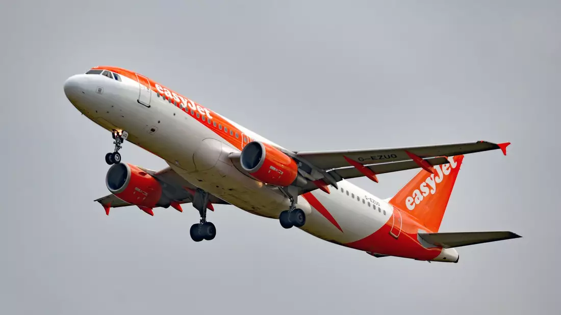 Ein Airbus A320-214 (G-EZUO) der britischen Fluggesellschaft EasyJet über London. - Bild: Nicholas.T.Ansell/PA Wire/dpa