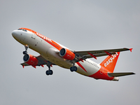 Ein Airbus A320-214 (G-EZUO) der britischen Fluggesellschaft EasyJet über London. - Foto: Nicholas.T.Ansell/PA Wire/dpa