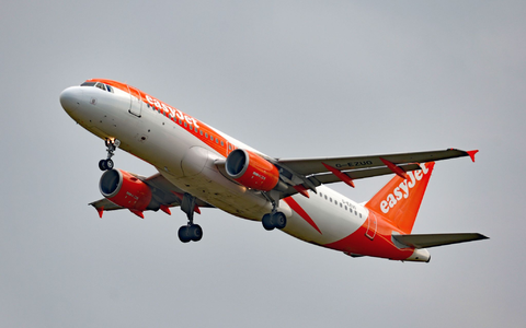 Ein Airbus A320-214 (G-EZUO) der britischen Fluggesellschaft EasyJet über London. - Foto: Nicholas.T.Ansell/PA Wire/dpa Ein Airbus A320-214 (G-EZUO) der britischen Fluggesellschaft EasyJet über London. - Foto: Nicholas.T.Ansell/PA Wire/dpa