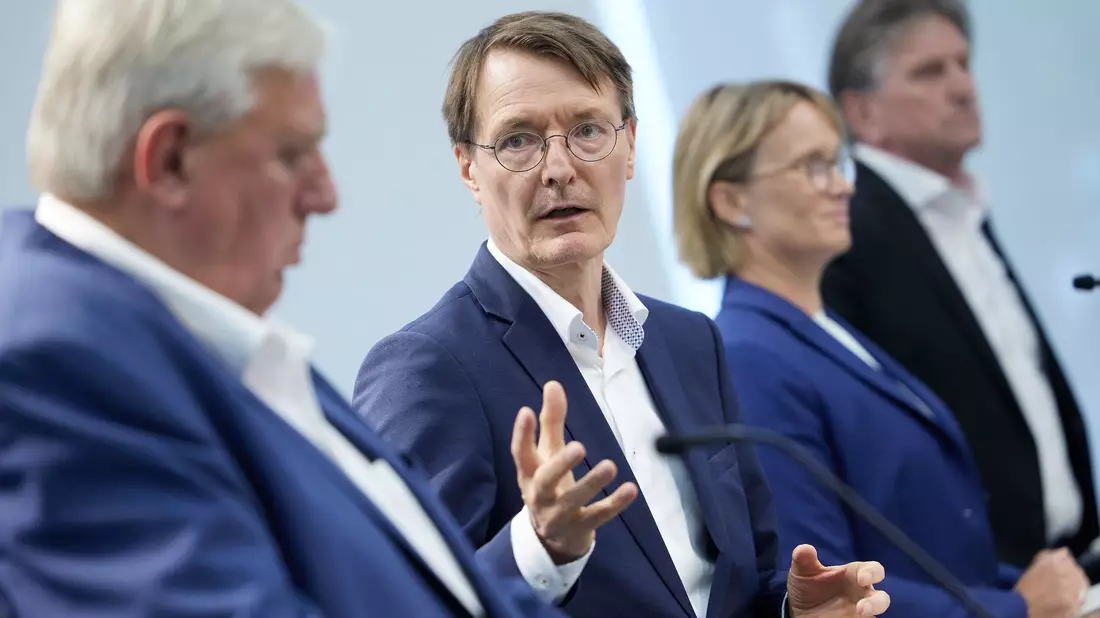 Karl Lauterbach (2.v.l.) zusammen mit NRW-Gesundheitsminiser Karl-Josef Laumann (l.), Melanie Schlotzhauer, Hamburgs Gesundheitssenatorin (2.v.r.), sowie dem baden-württembergischen Gesundheitsminister Manfred Lucha. - Bild: Joerg Carstensen/dpa