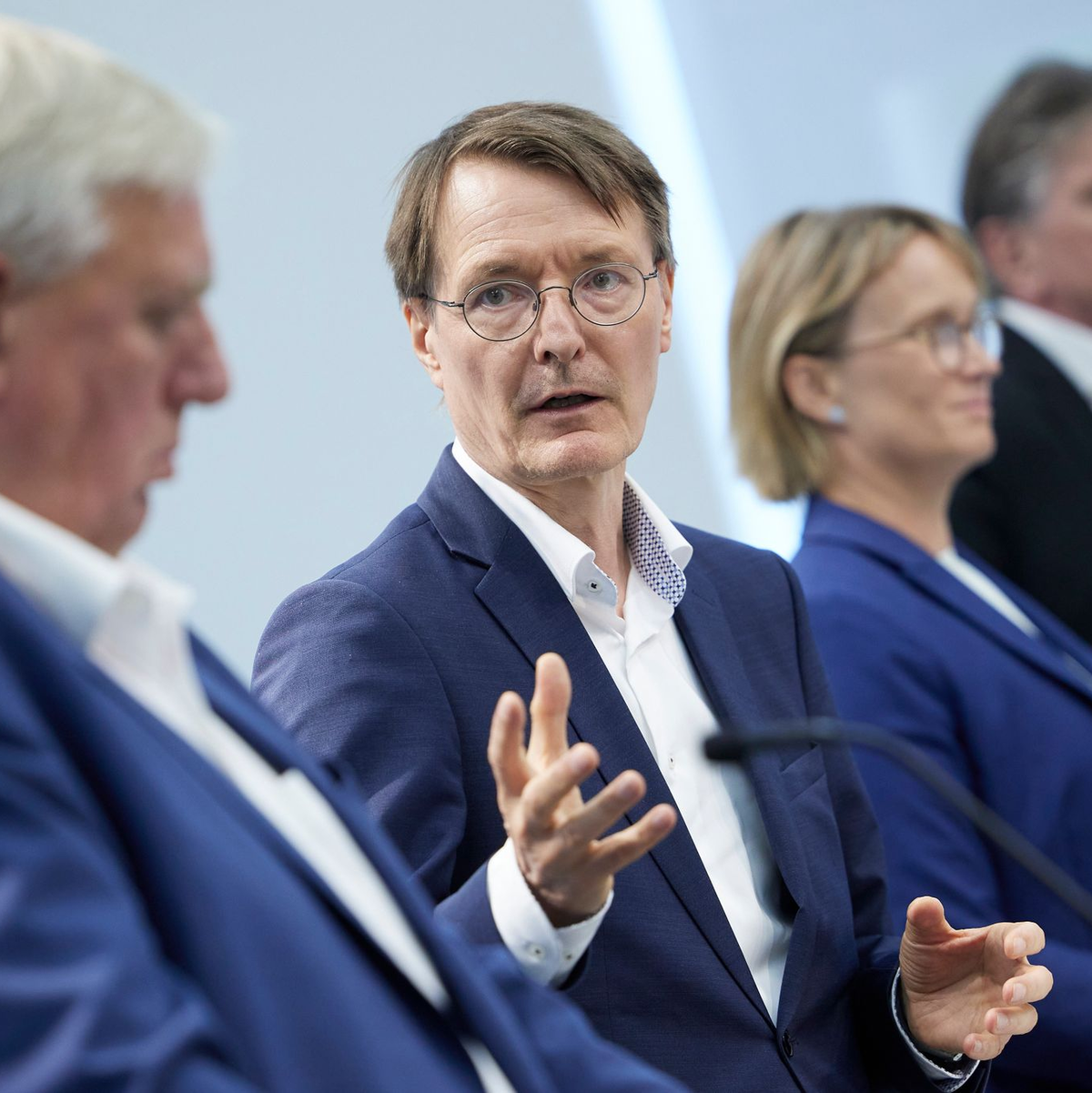 Karl Lauterbach (2.v.l.) zusammen mit NRW-Gesundheitsminiser Karl-Josef Laumann (l.), Melanie Schlotzhauer, Hamburgs Gesundheitssenatorin (2.v.r.), sowie dem baden-württembergischen Gesundheitsminister Manfred Lucha. - Foto: Joerg Carstensen/dpa