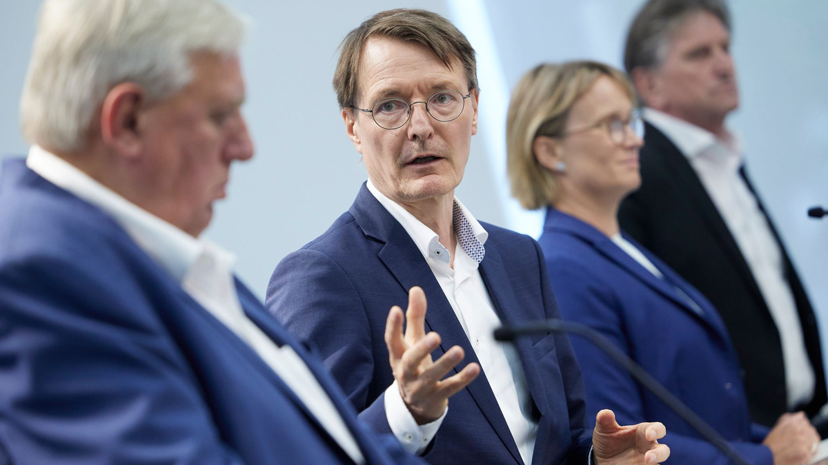 Karl Lauterbach (2.v.l.) zusammen mit NRW-Gesundheitsminiser Karl-Josef Laumann (l.), Melanie Schlotzhauer, Hamburgs Gesundheitssenatorin (2.v.r.), sowie dem baden-württembergischen Gesundheitsminister Manfred Lucha. - Foto: Joerg Carstensen/dpa