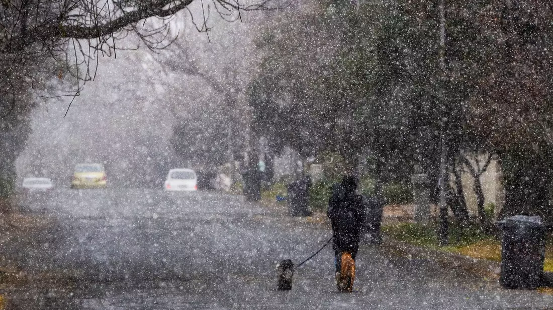 Kommt nicht oft vor: Ein Schneesturm in Johannesburg in Südafrika. - Bild: Jerome Delay/AP