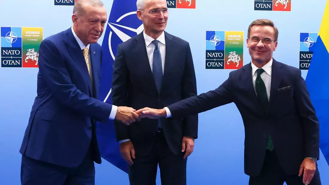 Recep Tayyip Erdogan (l.) und der schwedische Premier Ulf Kristersson (r.) reichen sich im Beisein von Nato-Chef Jens Stoltenberg die Hände. - Bild: Yves Herman/Reuters/AP/dpa
