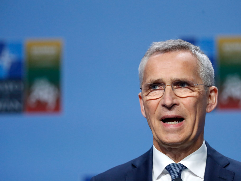 Nato-Generalsekretär Jens Stoltenberg hat ein Außenministertreffen am 28. und 29. November als Zieldatum für den Beitritt Schwedens genannt. - Foto: Mindaugas Kulbis/AP/dpa