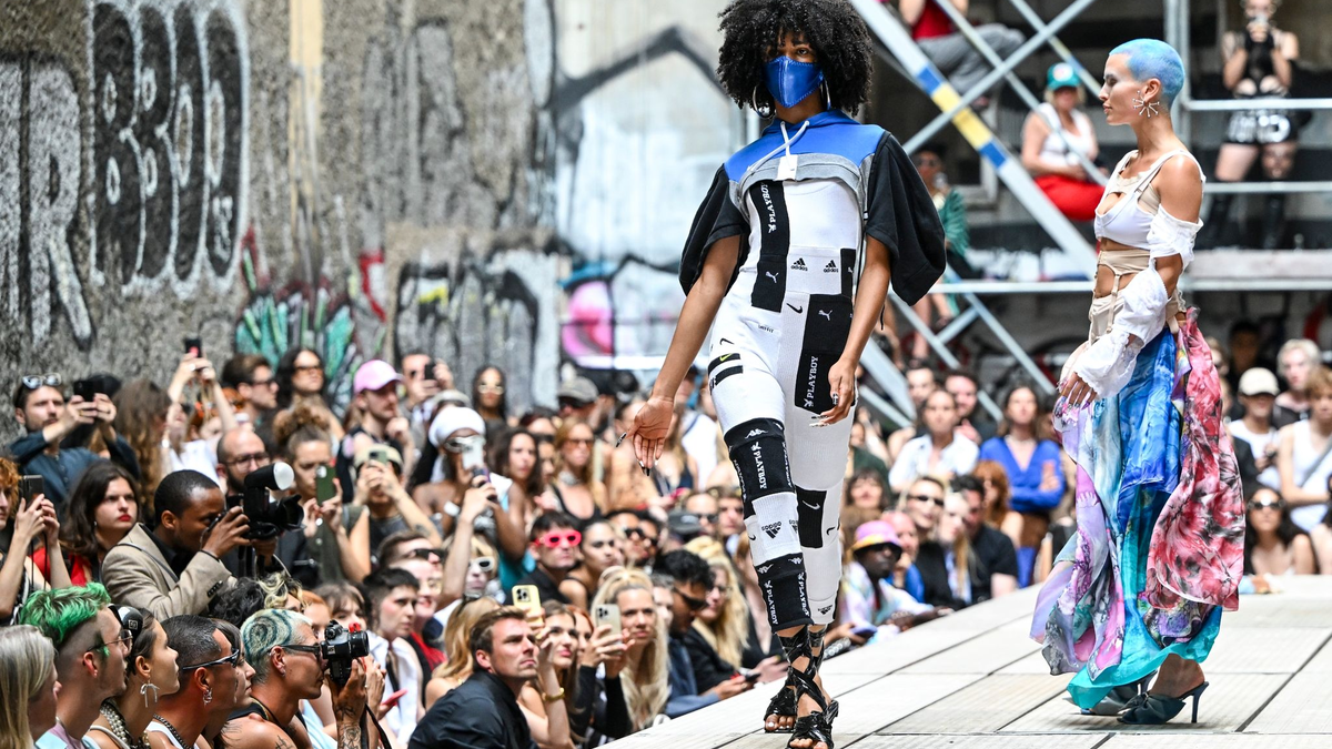 Models präsentieren Kreationen der Designerin Melisa Minca. - Foto: Jens Kalaene/dpa