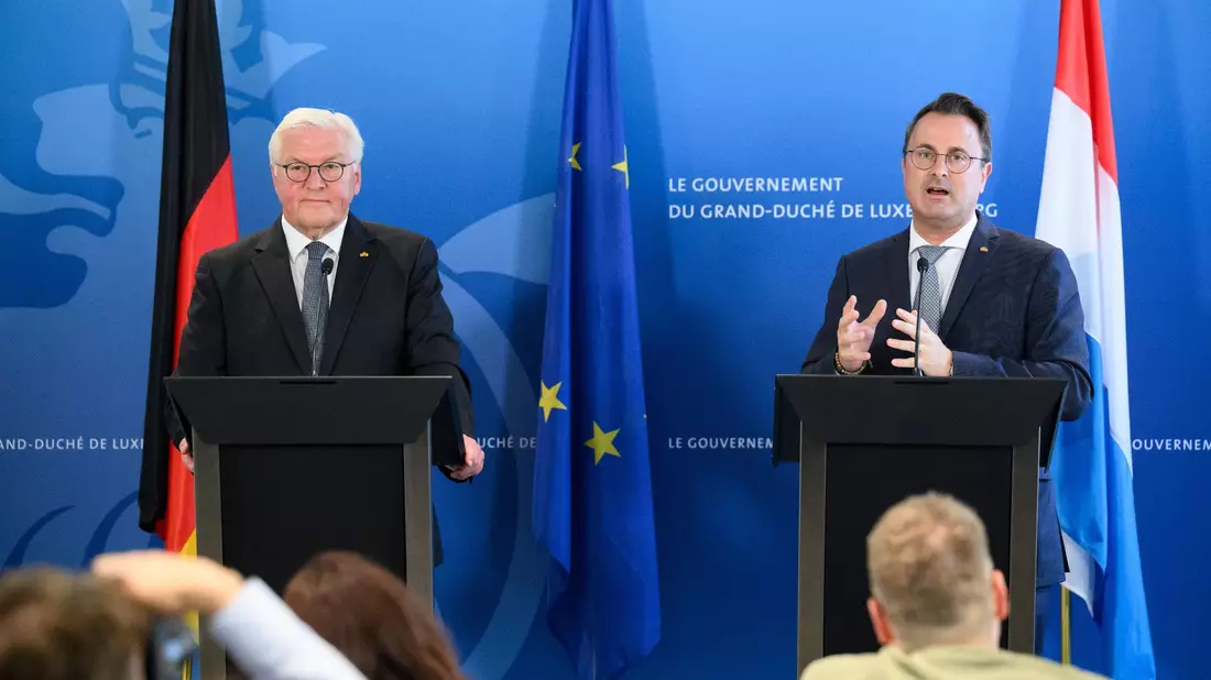 Bundespräsident Frank-Walter Steinmeier (l.) und der luxemburgische Premier Xavier Bettel während einer gemeinsamen Pressekonferenz. - Bild: Bernd von Jutrczenka/dpa