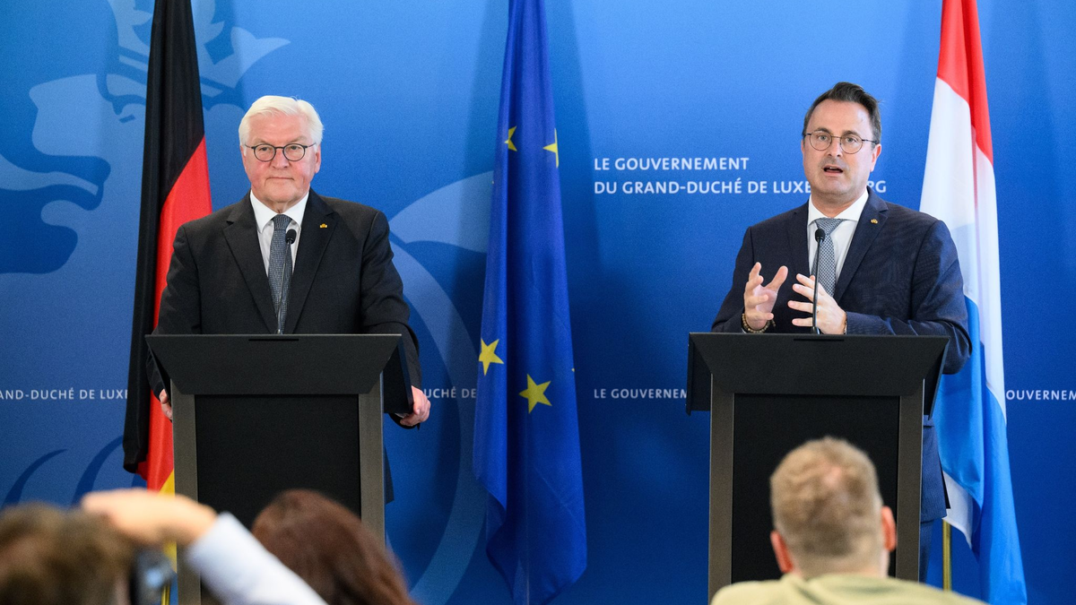 Bundespräsident Frank-Walter Steinmeier (l.) und der luxemburgische Premier Xavier Bettel während einer gemeinsamen Pressekonferenz. - Foto: Bernd von Jutrczenka/dpa
