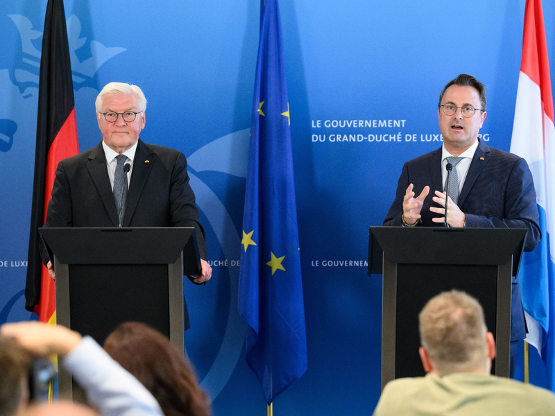 Bundespräsident Frank-Walter Steinmeier (l.) und der luxemburgische Premier Xavier Bettel während einer gemeinsamen Pressekonferenz. - Foto: Bernd von Jutrczenka/dpa