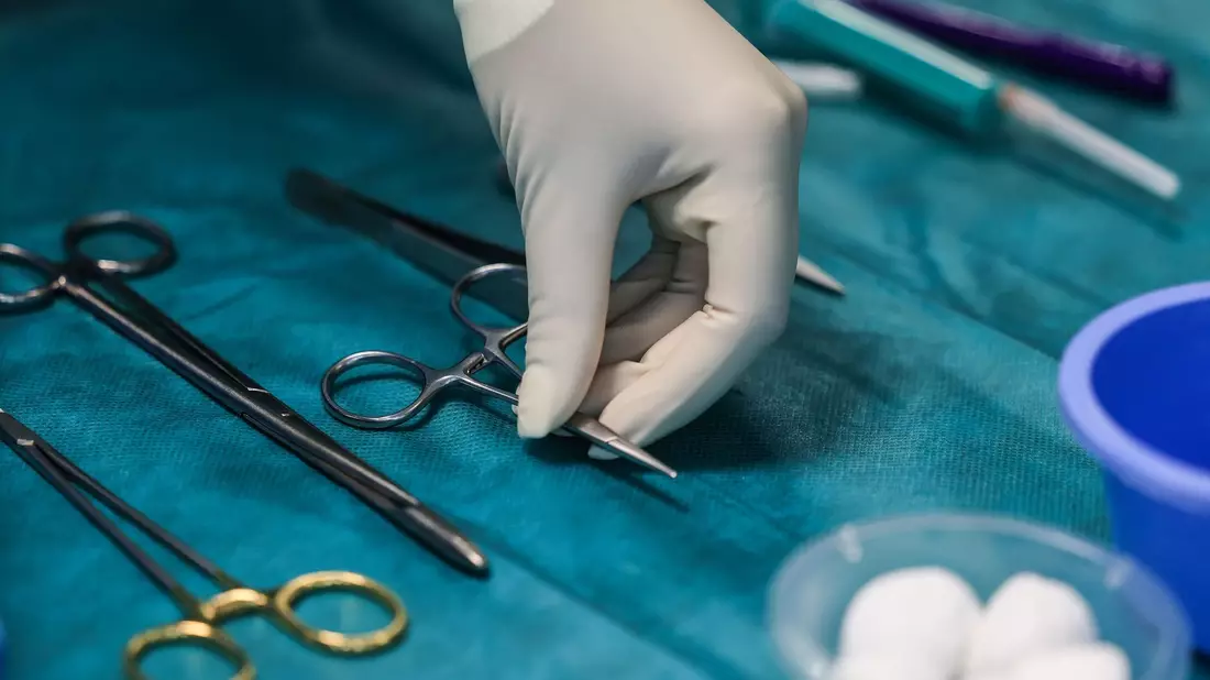 OP-Besteck im Operationssaal: «Generell sehen wir ganz klar, dass die Intimchirurgie zunimmt». - Bild: Oliver Berg/dpa