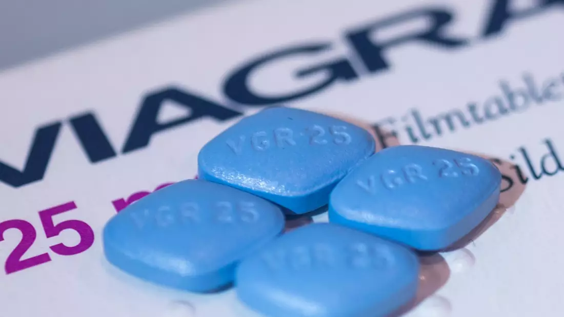 Viagra ohne Rezept in der Apotheke kaufen? Mit einem solchen Szenario beschäftigt sich die Arzneimittelbehörde BfArM in Bonn. - Bild: Christophe Gateau/dpa