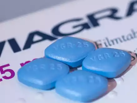 Viagra ohne Rezept in der Apotheke kaufen? Mit einem solchen Szenario beschäftigt sich die Arzneimittelbehörde BfArM in Bonn. - Foto: Christophe Gateau/dpa