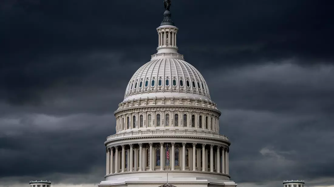 Das Kapitol ist beleuchtet, während die Gesetzgeber im Repräsentantenhaus an der Verabschiedung von Haushaltsgesetzen arbeiten. - Bild: J. Scott Applewhite/AP