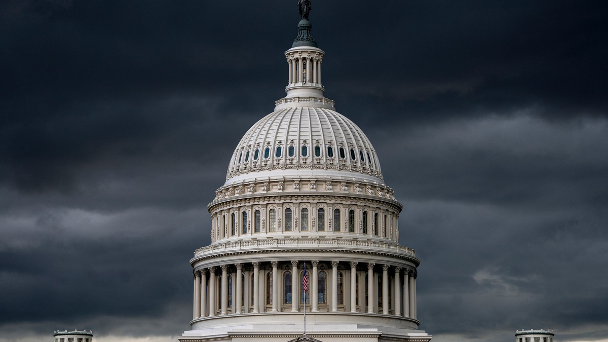 Das Kapitol ist beleuchtet, während die Gesetzgeber im Repräsentantenhaus an der Verabschiedung von Haushaltsgesetzen arbeiten. - Foto: J. Scott Applewhite/AP