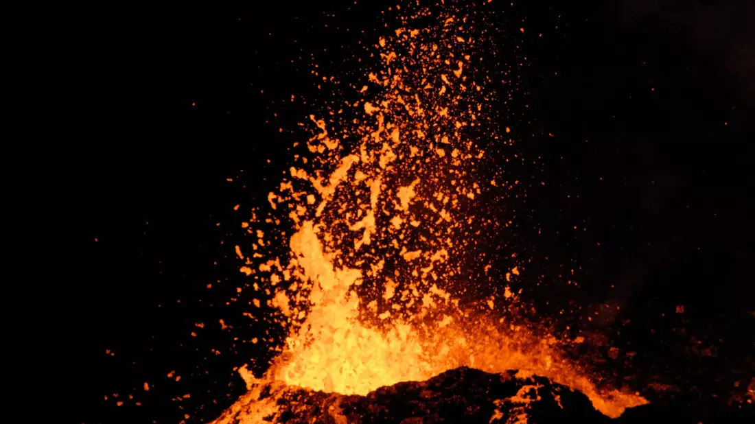 Glühende Lava schießt in die Höhe. - Bild: Finn Huwald/dpa