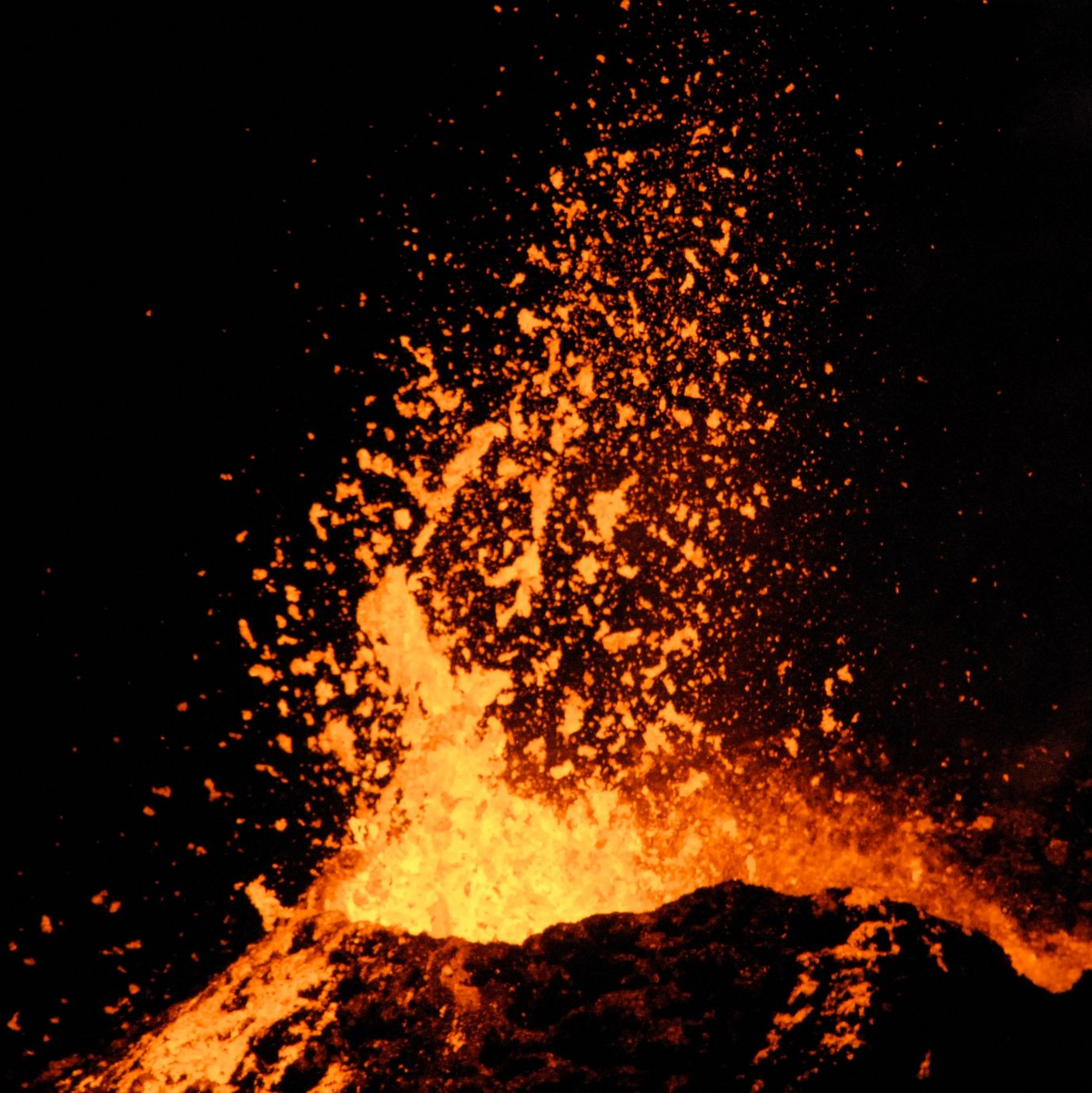 Glühende Lava schießt in die Höhe. - Foto: Finn Huwald/dpa