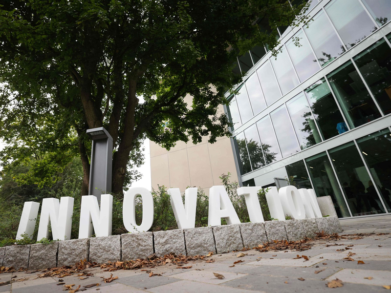 Der Eingang zum Start-up Lab Bahrenfeld in Hamburg. - Foto: Christian Charisius/dpa