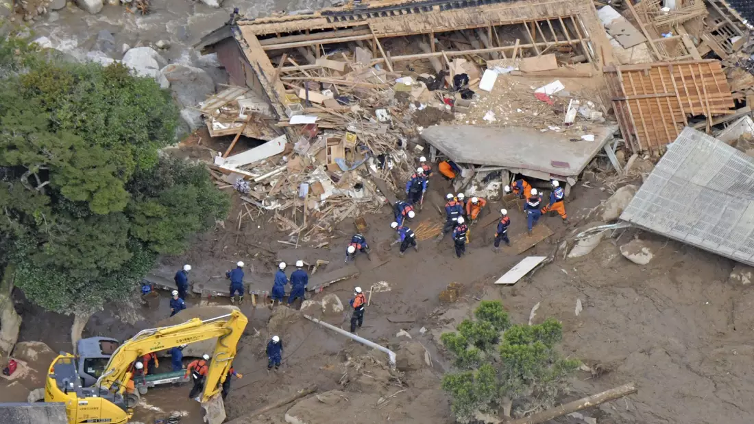 Such- und Rettungsarbeiten nach einem Schlammlawinenabgang in Karatsu. - Bild: kyodo/dpa
