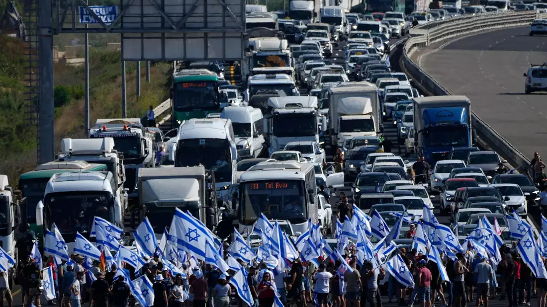 Demonstranten blockieren die Autobahn von Tel Aviv nach Haifa in der Nähe von Beit Yanai. - Bild: Ariel Schalit/AP