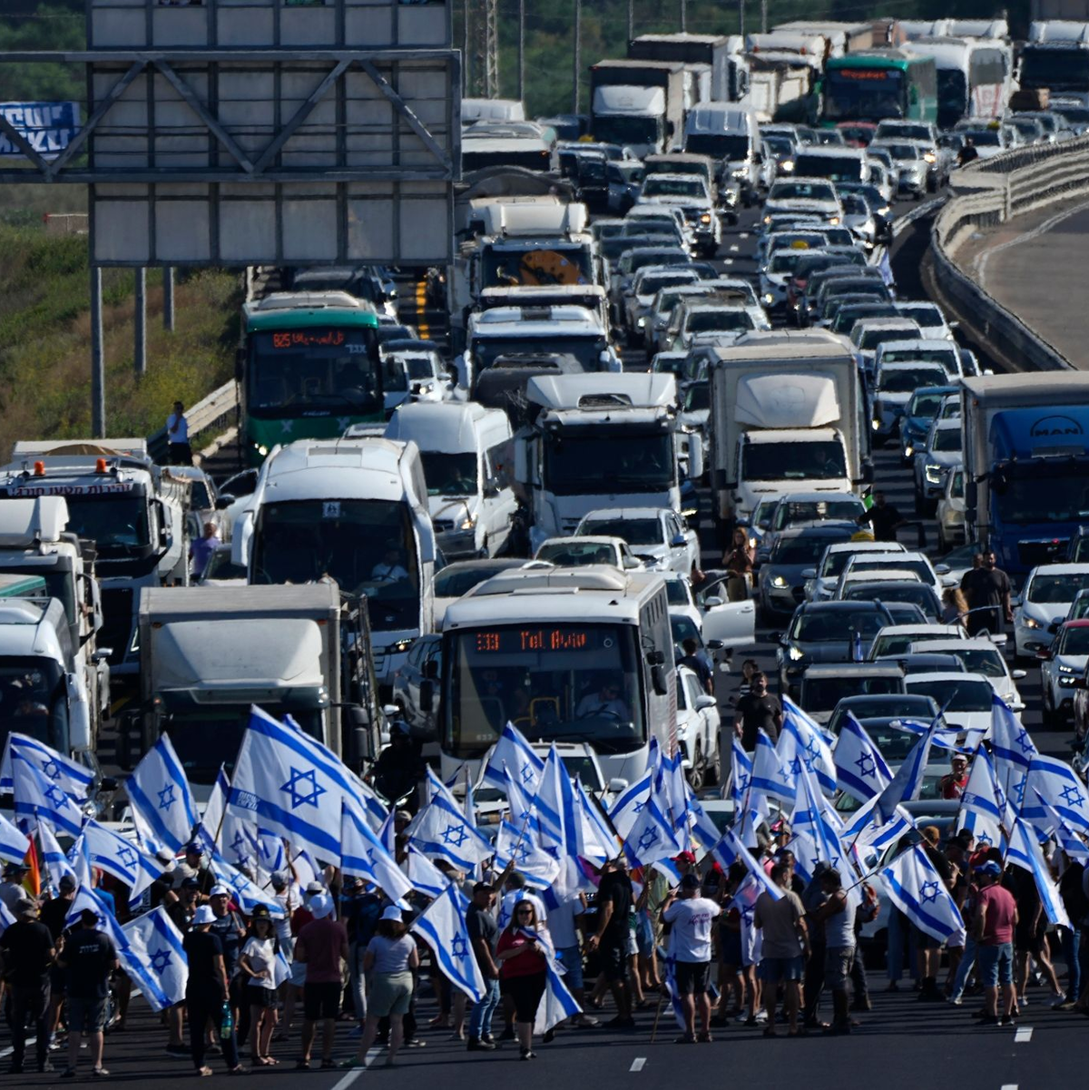 Demonstranten blockieren die Autobahn von Tel Aviv nach Haifa in der Nähe von Beit Yanai. - Foto: Ariel Schalit/AP