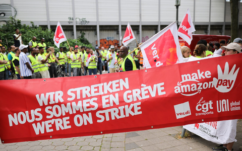 Beschäftigte von Amazon bei einer Demonstration unter dem Titel «Make Amazon Pay! Für gute und gesunde Arbeit bei Amazon!» vor dem Amazon-Verteilzentrum in Hamburg-Veddel. - Foto: Christian Charisius/dpa