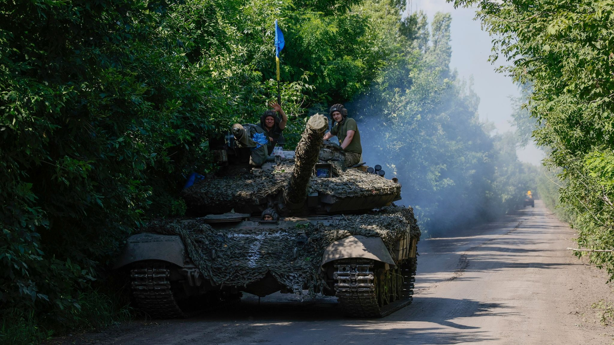 Zerstörte Häuser und gepanzerte Fahrzeuge sind in der kürzlich befreiten Stadt Klischtschijiwka bei Bachmut zu sehen. - Foto: Alex Babenko/AP/dpa