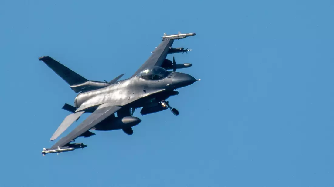 Ein Kampfflugzeug vom Typ F-16 Fighting Falcon. - Bild: Harald Tittel/dpa