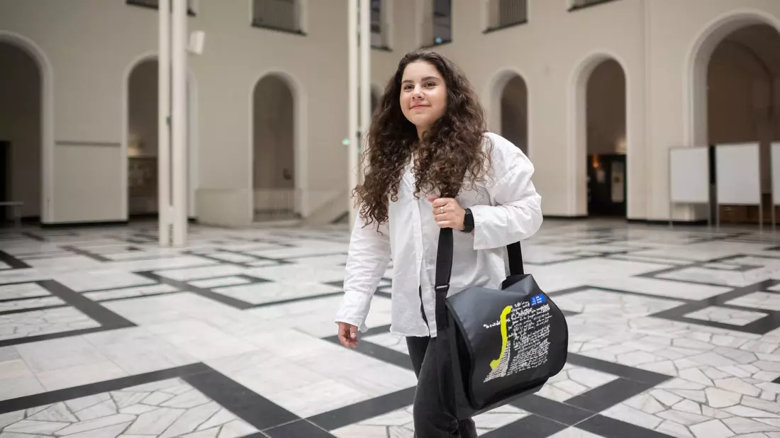 Adela Poteri in der Leibniz Universität Hannover. Die hochbegabte 13-jährige besucht Mathematik-Vorlesungen an der Uni. - Bild: Julian Stratenschulte/dpa