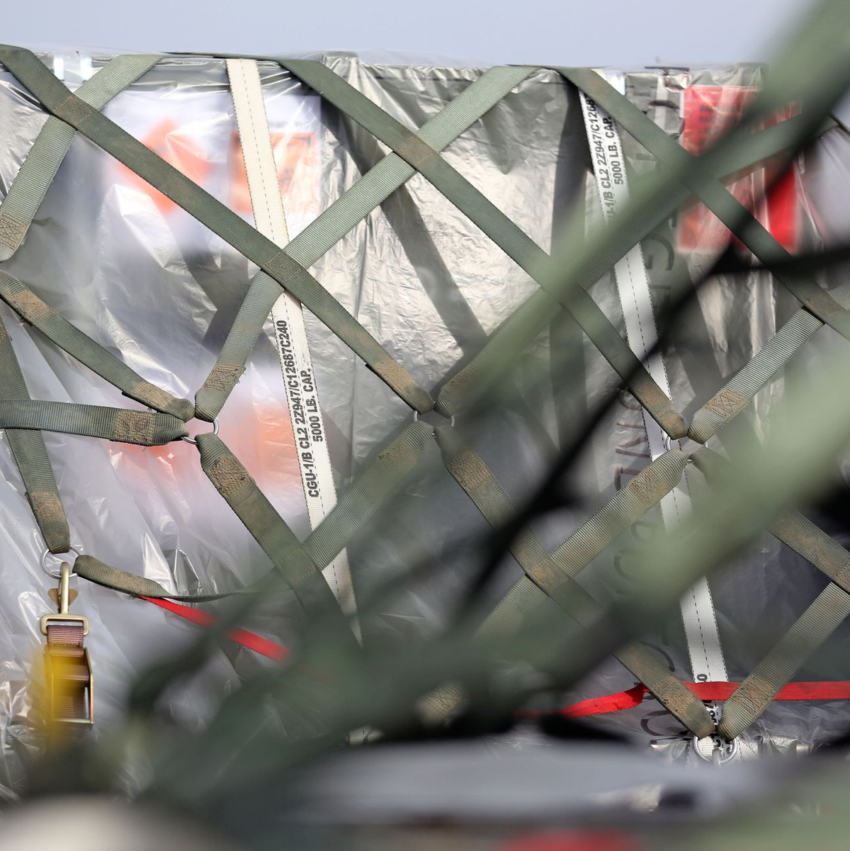 Kisten mit Waffen und Munition der Bundeswehr. Deutschland liefert der Ukraine weitere Waffen und Munition im Wert von knapp 700 Millionen Euro. - Foto: Jan Woitas/dpa/Symbol