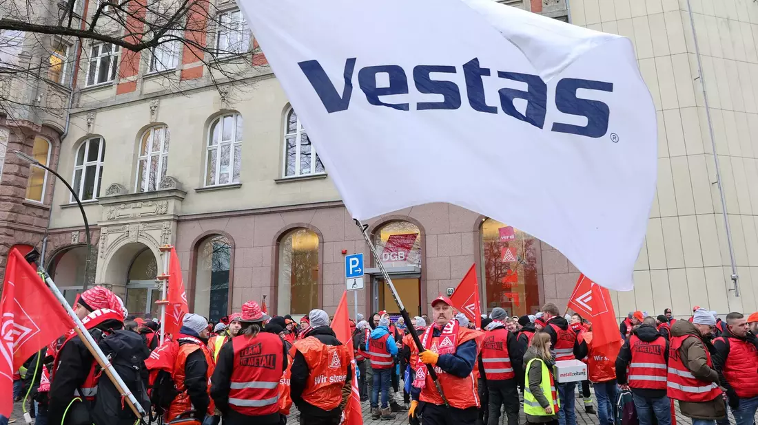 Streikende Mitarbeiter des Windanlagenherstellers Vestas Ende Januar vor dem Gewerkschaftshaus in Hamburg. - Bild: Bodo Marks/Bodo Marks/dpa