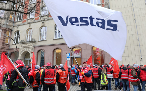 Streikende Mitarbeiter des Windanlagenherstellers Vestas Ende Januar vor dem Gewerkschaftshaus in Hamburg. - Foto: Bodo Marks/Bodo Marks/dpa Streikende Mitarbeiter des Windanlagenherstellers Vestas Ende Januar vor dem Gewerkschaftshaus in Hamburg. - Foto: Bodo Marks/Bodo Marks/dpa