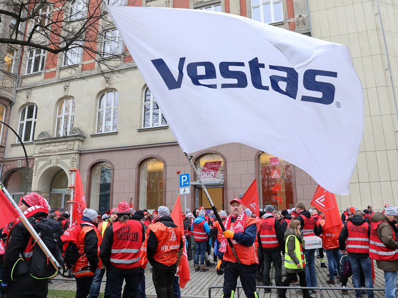Streikende Mitarbeiter des Windanlagenherstellers Vestas Ende Januar vor dem Gewerkschaftshaus in Hamburg. - Foto: Bodo Marks/Bodo Marks/dpa
