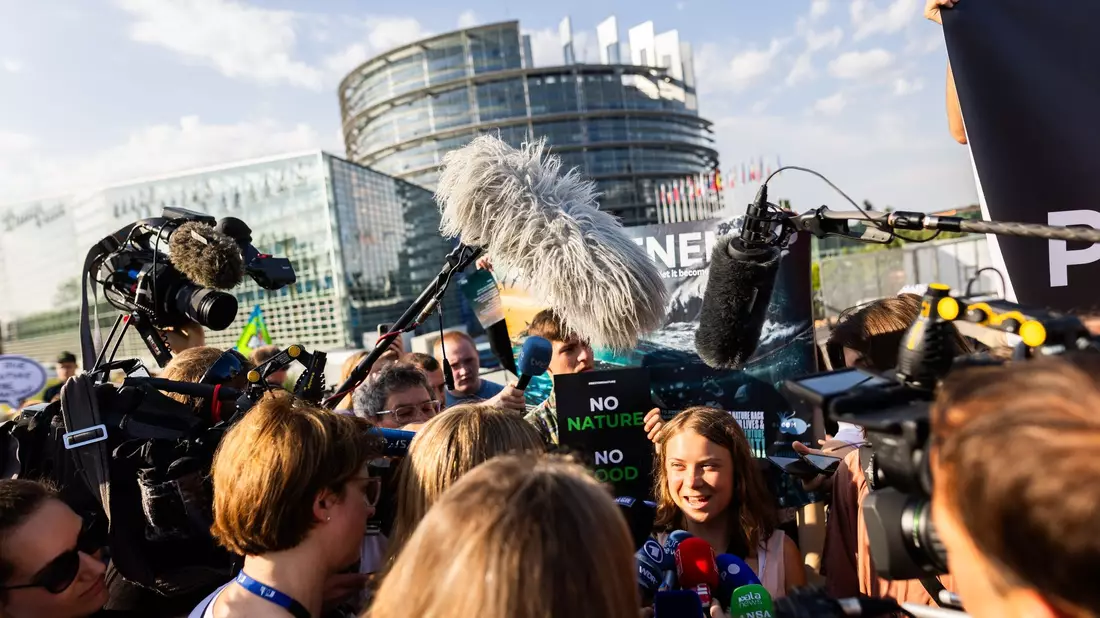 Klimaaktivistin Greta Thunberg (M) setzt sich in Straßburg für das EU-Naturschutzgesetz ein. - Bild: Philipp von Ditfurth/dpa