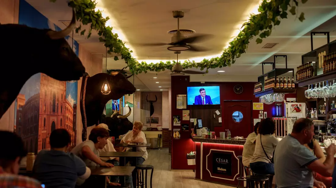 Gäste verfolgen in einer Bar in Madrid die TV-Debatte zwischen Pedro Sánchez und Alberto Núñez Feijóo. - Bild: Manu Fernandez/AP