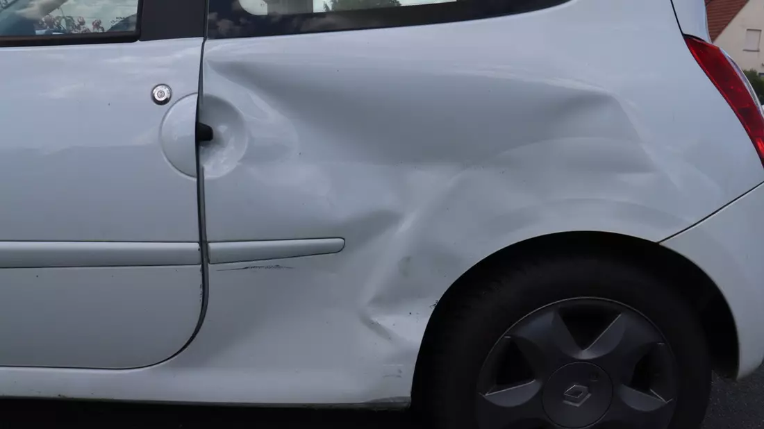 POL-HF: Spengerin verliert Kontrolle über ihren Pkw - Peugeot prallt gegen Baum - Bild: presseportal.de