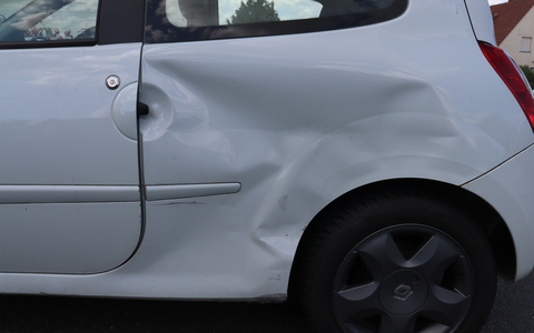 POL-HF: Spengerin verliert Kontrolle über ihren Pkw - Peugeot prallt gegen Baum - Foto: presseportal.de