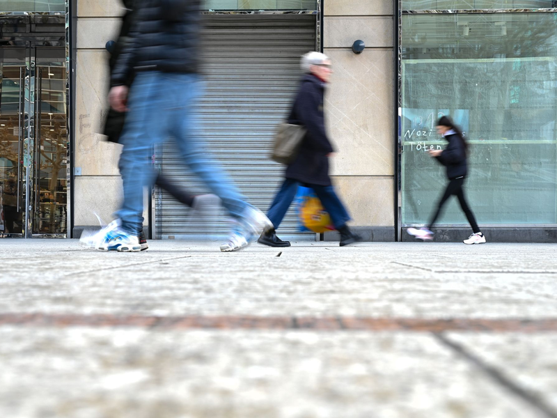In den ersten sechs Monaten dieses Jahres wurden in den Innenstädten rund 275.000 Quadratmeter neu vermietet, wie aus einer nun veröffentlichten Studie der Großbank BNP Paribas hervorgeht. - Foto: Arne Dedert/dpa
