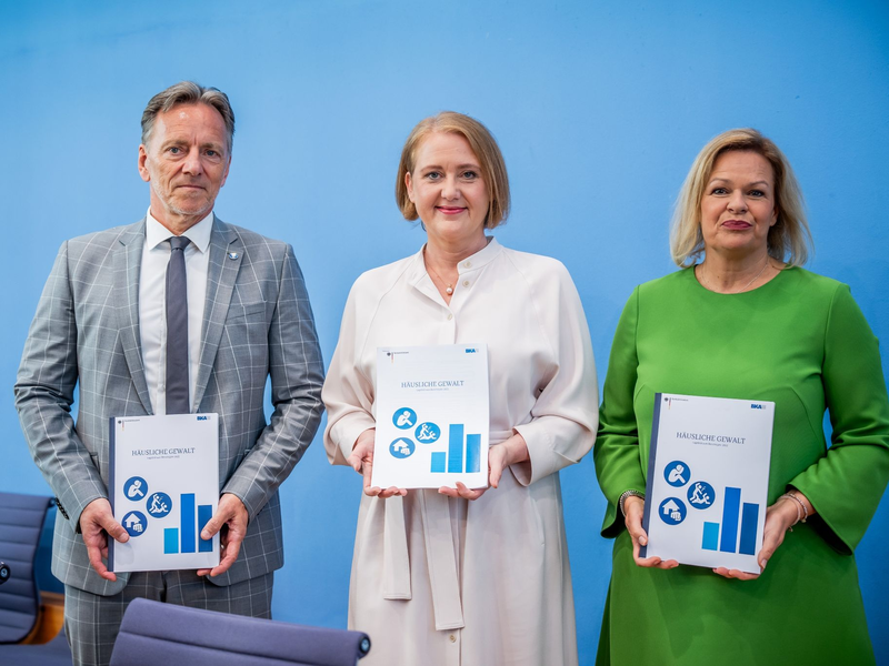 Bundesinnenministerin Nancy Faeser (r), Familienministerin Lisa Paus und BKA-Präsident Holger Münch bei der Vorstellung des Lagebildes zum Thema Häusliche Gewalt. - Foto: Michael Kappeler/dpa