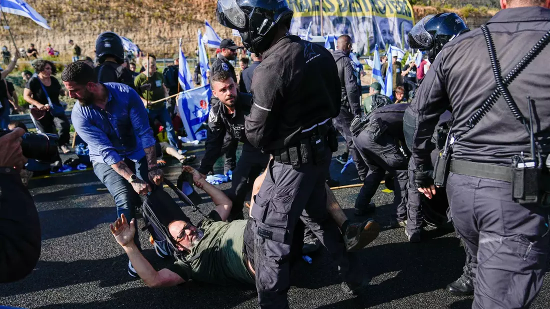 Israelische Polizisten gehen gegen Demonstranten vor, die eine nach Jerusalem führende Straße blockieren. - Bild: Ohad Zwigenberg/AP