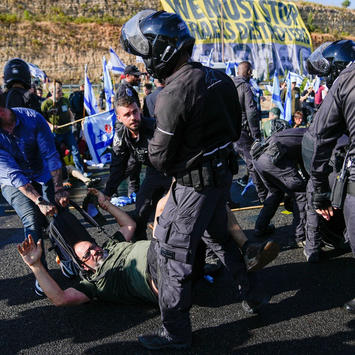 Israelische Polizisten gehen gegen Demonstranten vor, die eine nach Jerusalem führende Straße blockieren. - Foto: Ohad Zwigenberg/AP