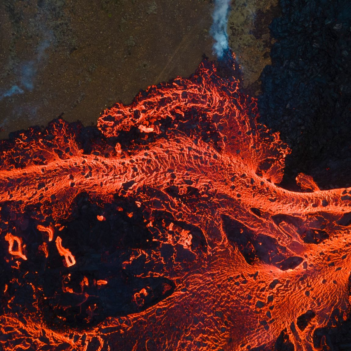 Das Drohnenfoto zeigt den Ausbruch nahe dem Berg Litli-Hrútur. - Foto: Ragnar Visage/ragnarvisage@ruv.is/dpa