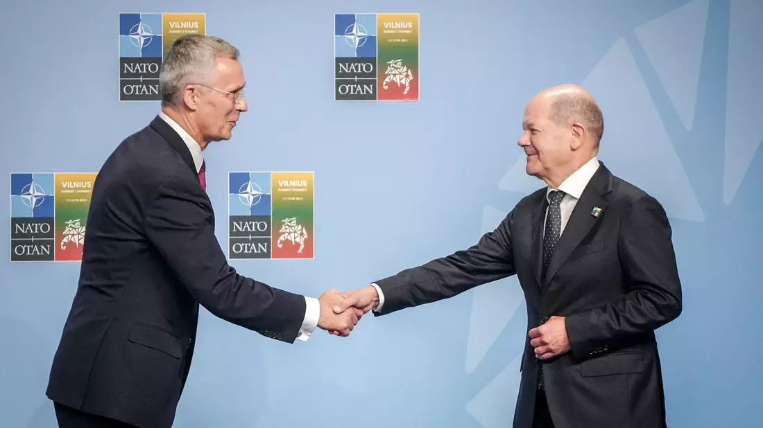 Bundeskanzler Olaf Scholz wird in Vilnius von Nato-Generalsekretär Jens Stoltenberg (l.) empfangen. - Bild: Kay Nietfeld/dpa