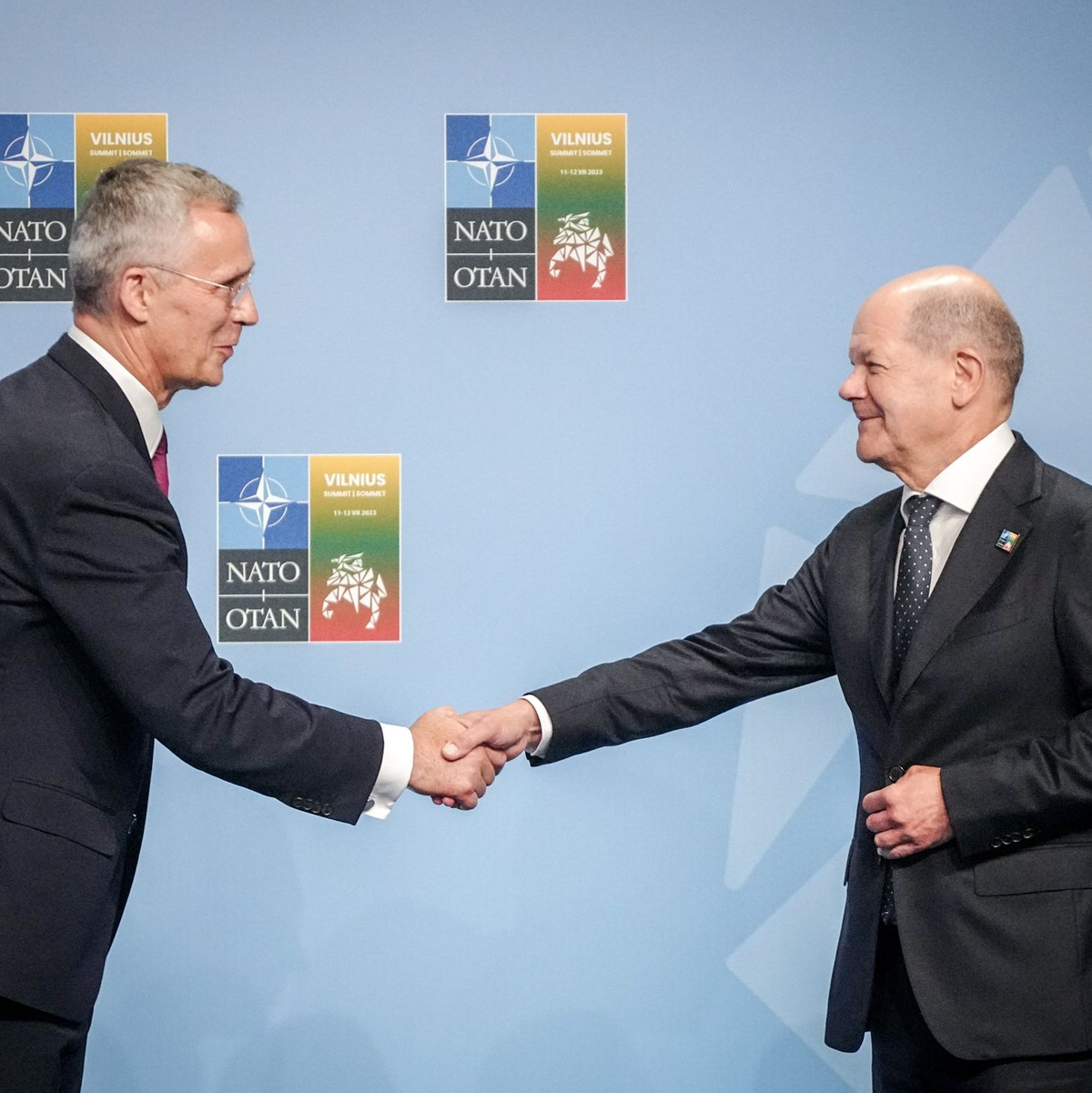 Bundeskanzler Olaf Scholz wird in Vilnius von Nato-Generalsekretär Jens Stoltenberg (l) empfangen. - Foto: Kay Nietfeld/dpa