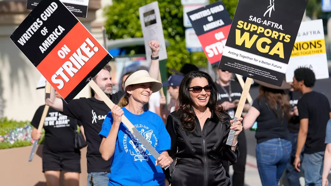 Meredith Stiehm (l), Präsidentin der Writers Guild of America West, und Fran Drescher, Präsidentin der SAG-AFTRA, bei einer Kundgebung vor dem Studio Paramount Pictures in Los Angeles. - Bild: Chris Pizzello/AP/dpa