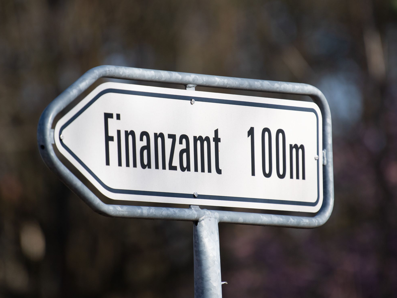 Hinweisschild des Potsdamer  Finanzamtes. - Foto: Soeren Stache/dpa-Zentralbild/dpa