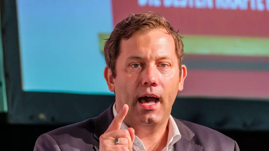Schlägt statt der Einsparungen beim Elterngeld die Abschaffung des Ehegattensplittings für neue Ehen vor: Lars Klingbeil. - Bild: Andreas Arnold/dpa