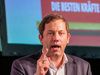 Schlägt statt der Einsparungen beim Elterngeld die Abschaffung des Ehegattensplittings für neue Ehen vor: Lars Klingbeil. - Foto: Andreas Arnold/dpa