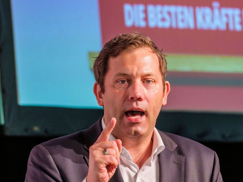 Schlägt statt der Einsparungen beim Elterngeld die Abschaffung des Ehegattensplittings für neue Ehen vor: Lars Klingbeil. - Foto: Andreas Arnold/dpa